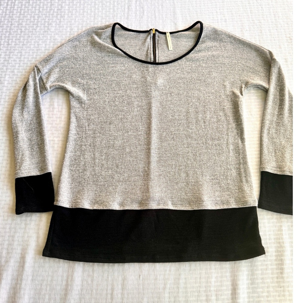 You Are Not Alone Colorblock Sweater Grey Black Back Zipper Long Sleeve‎ Top L